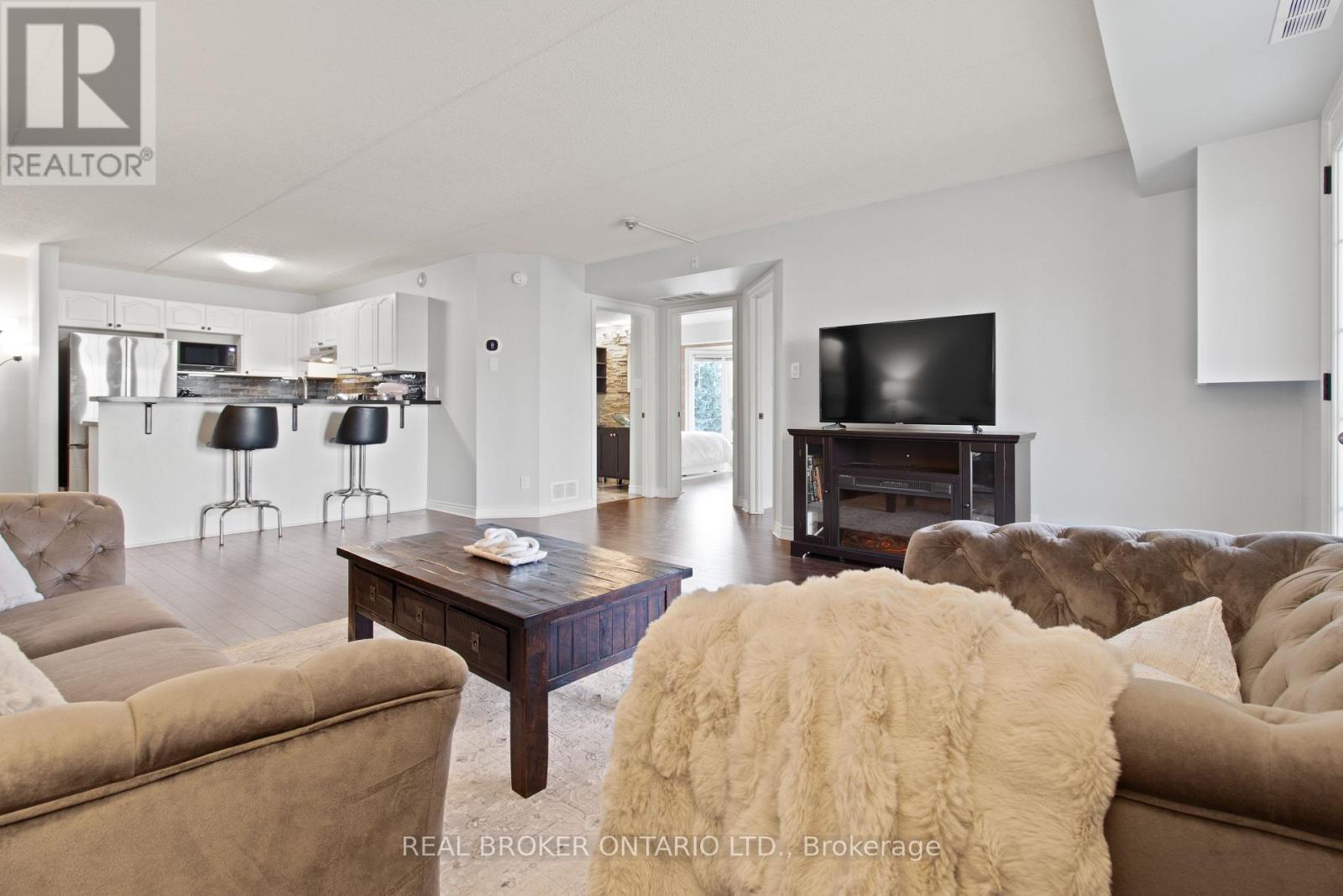 214 - 2010 Cleaver Avenue, Burlington, ON - Indoor Photo Showing Living Room