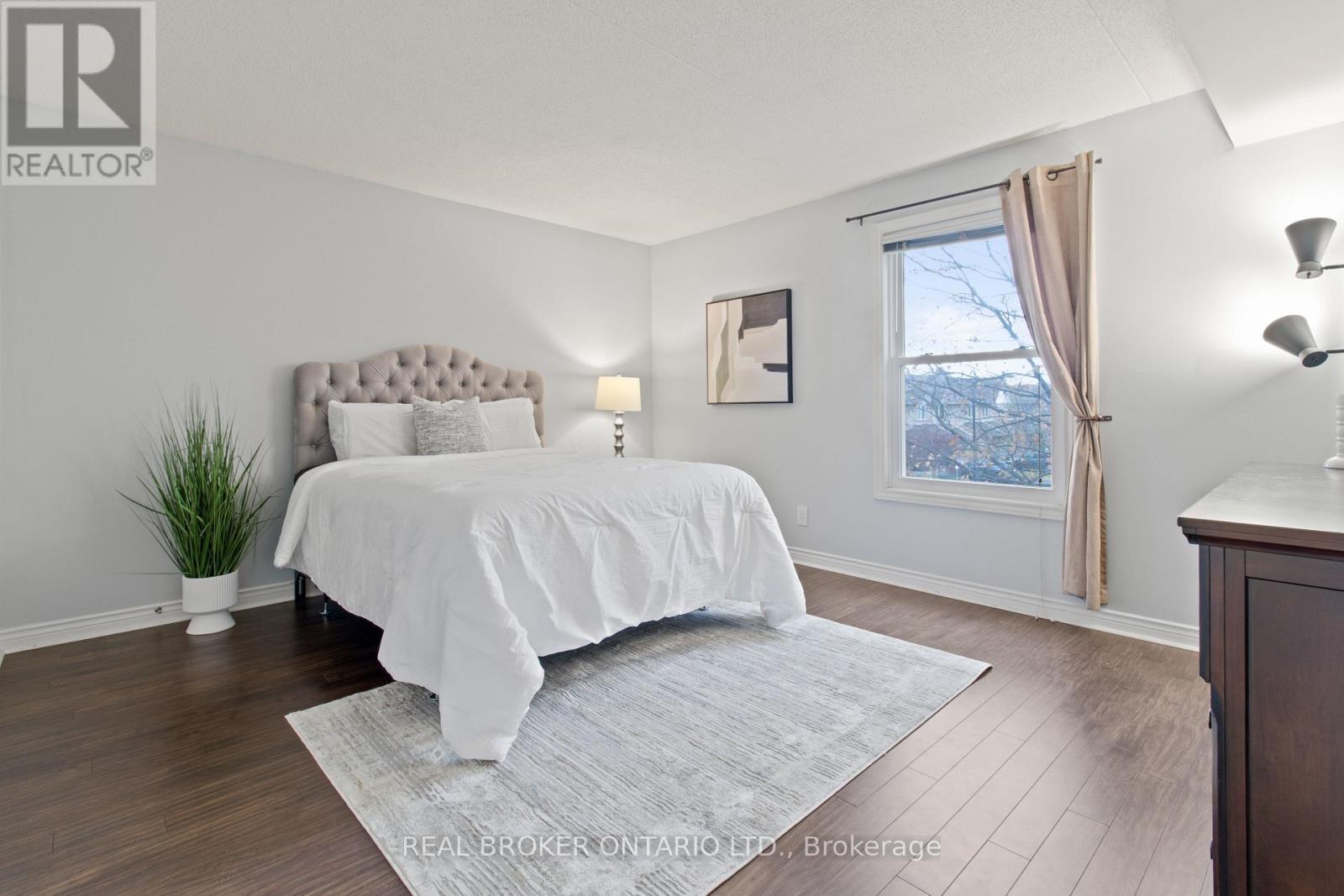 214 - 2010 Cleaver Avenue, Burlington, ON - Indoor Photo Showing Bedroom