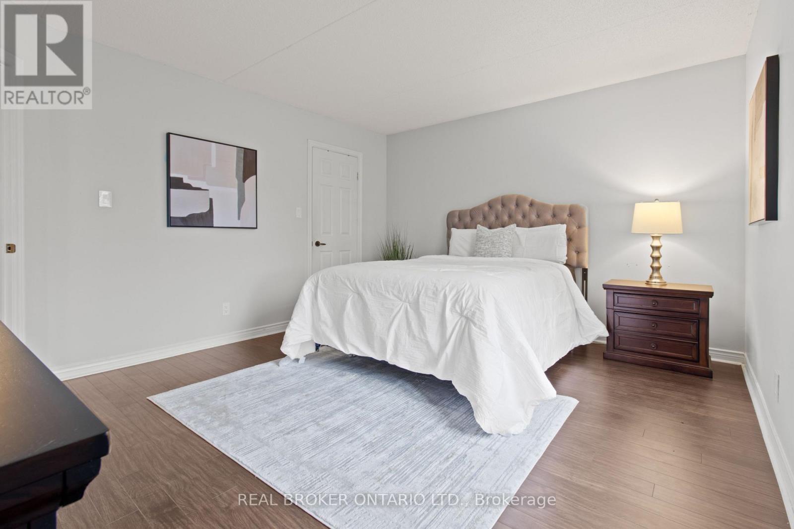 214 - 2010 Cleaver Avenue, Burlington, ON - Indoor Photo Showing Bedroom