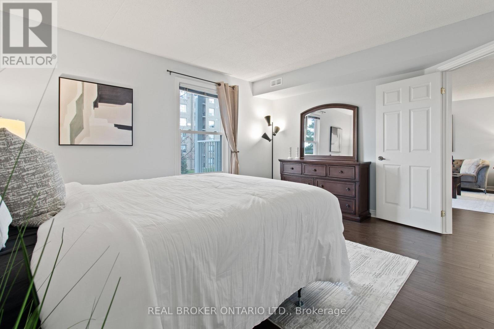 214 - 2010 Cleaver Avenue, Burlington, ON - Indoor Photo Showing Bedroom