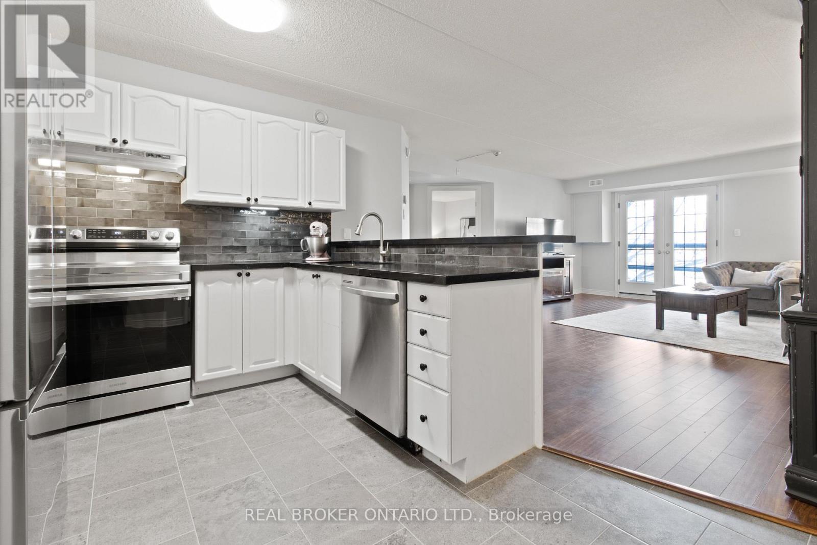 214 - 2010 Cleaver Avenue, Burlington, ON - Indoor Photo Showing Kitchen