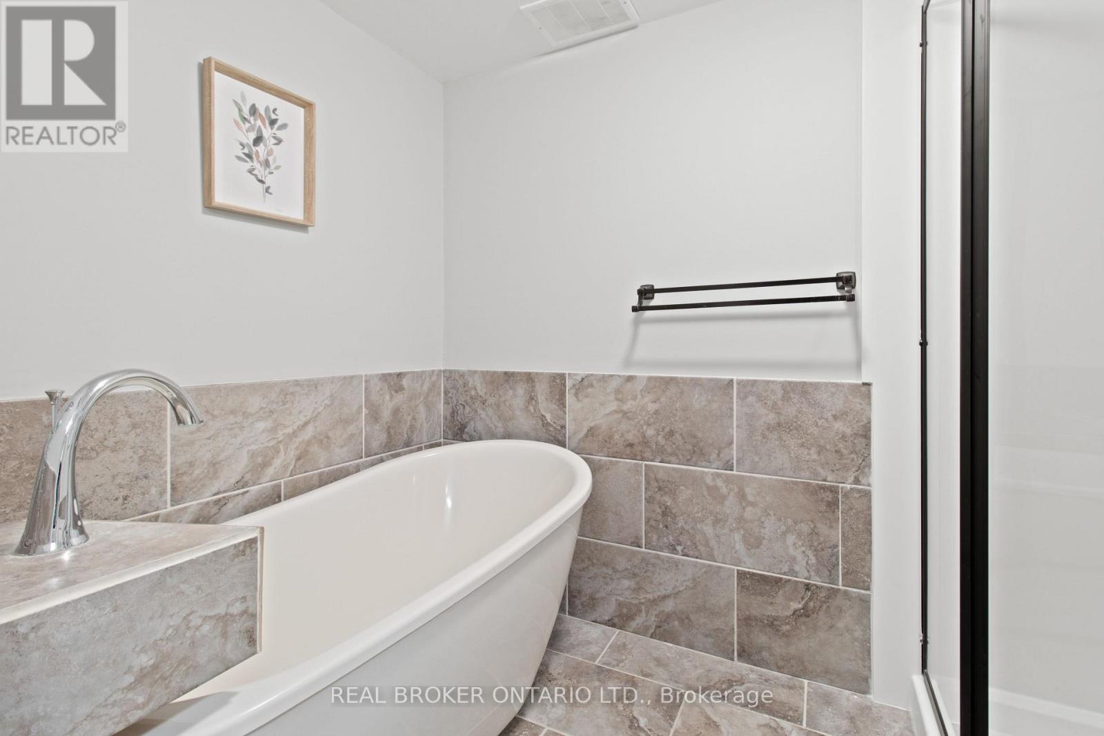 214 - 2010 Cleaver Avenue, Burlington, ON - Indoor Photo Showing Bathroom