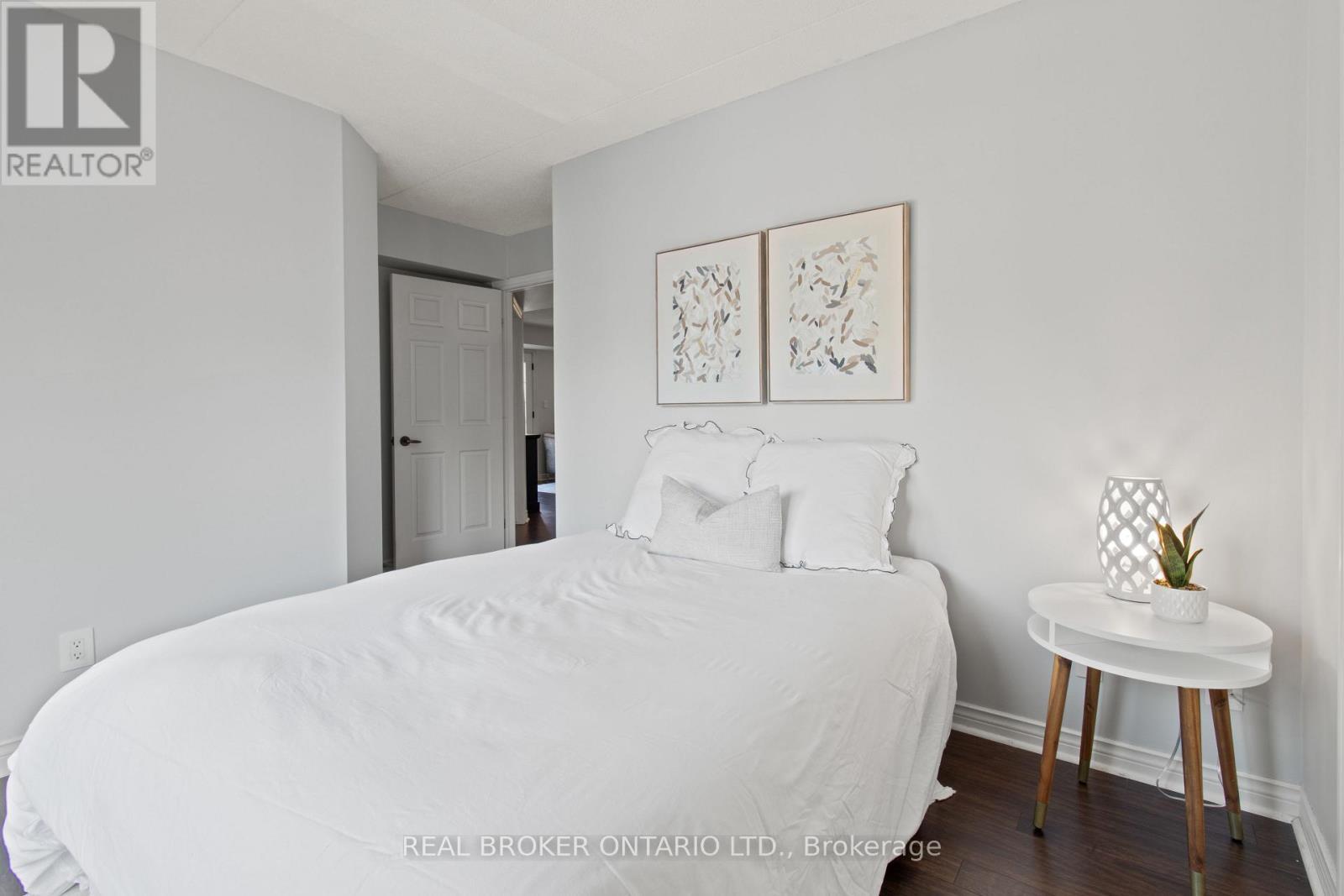 214 - 2010 Cleaver Avenue, Burlington, ON - Indoor Photo Showing Bedroom