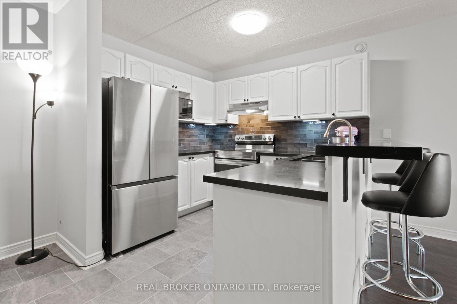 214 - 2010 Cleaver Avenue, Burlington, ON - Indoor Photo Showing Kitchen