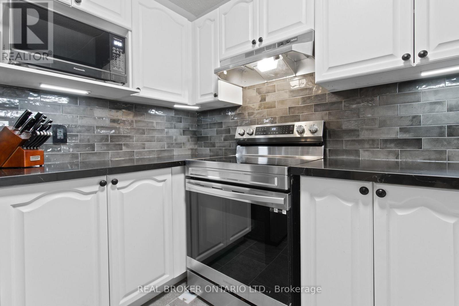 214 - 2010 Cleaver Avenue, Burlington, ON - Indoor Photo Showing Kitchen