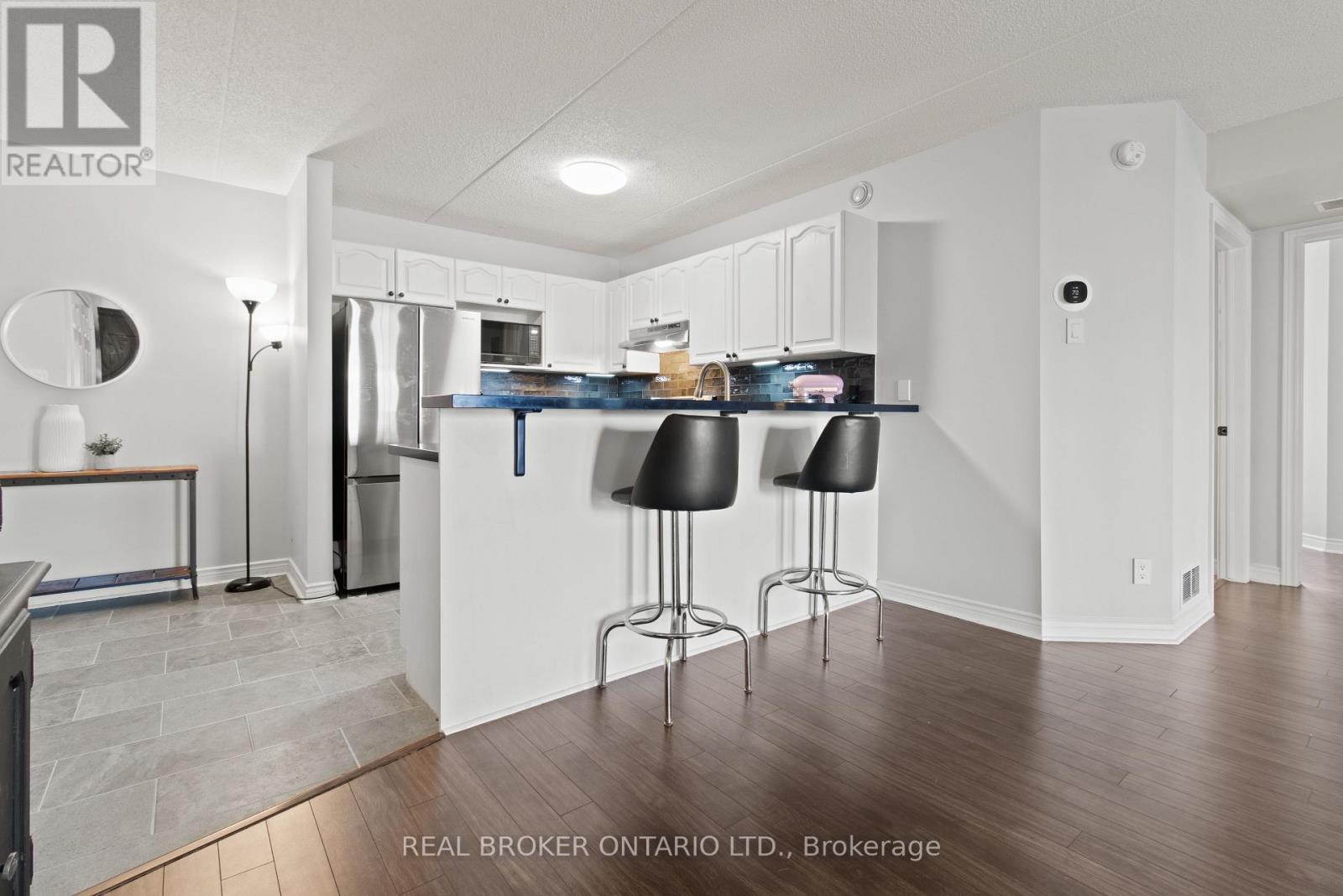 214 - 2010 Cleaver Avenue, Burlington, ON - Indoor Photo Showing Kitchen
