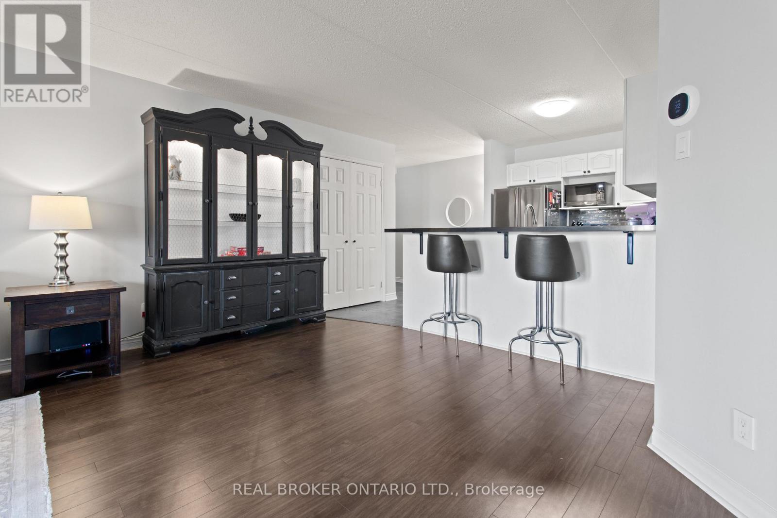 214 - 2010 Cleaver Avenue, Burlington, ON - Indoor