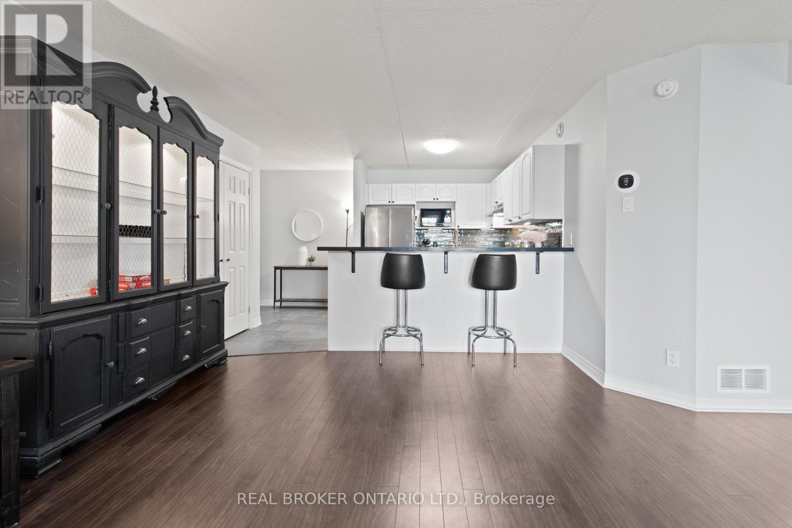 214 - 2010 Cleaver Avenue, Burlington, ON - Indoor Photo Showing Kitchen