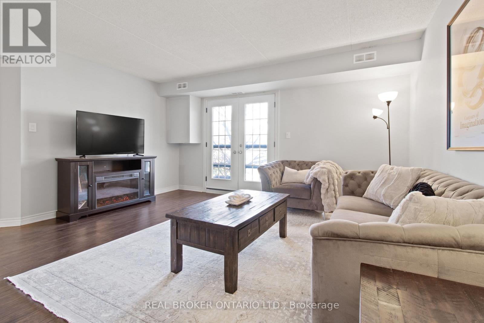 214 - 2010 Cleaver Avenue, Burlington, ON - Indoor Photo Showing Living Room
