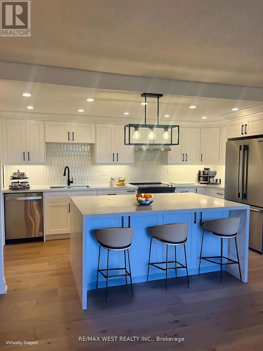 304 - 1535 Lakeshore Road E, Mississauga, ON - Indoor Photo Showing Kitchen With Upgraded Kitchen