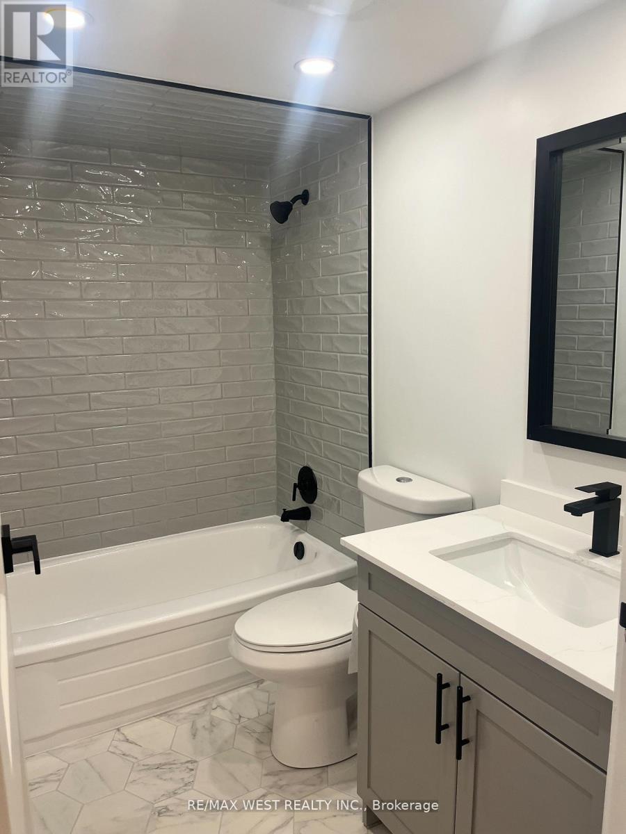 304 - 1535 Lakeshore Road E, Mississauga, ON - Indoor Photo Showing Bathroom