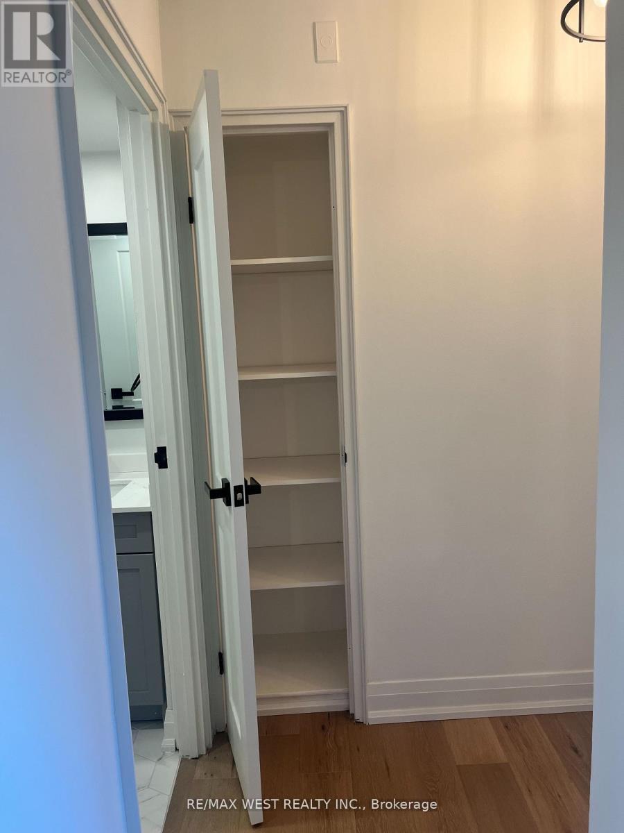 304 - 1535 Lakeshore Road E, Mississauga, ON - Indoor