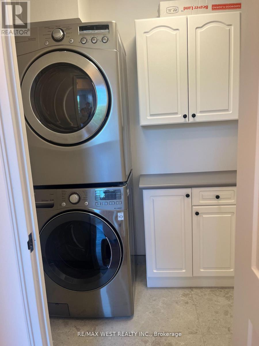 304 - 1535 Lakeshore Road E, Mississauga, ON - Indoor Photo Showing Laundry Room