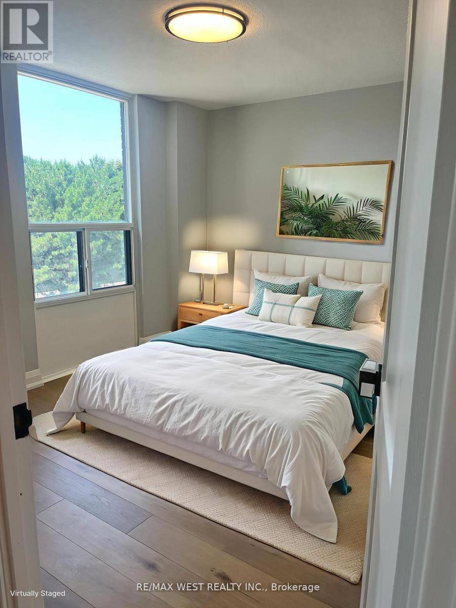 304 - 1535 Lakeshore Road E, Mississauga, ON - Indoor Photo Showing Bedroom