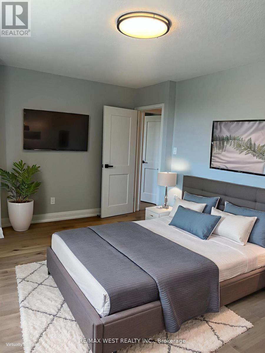 304 - 1535 Lakeshore Road E, Mississauga, ON - Indoor Photo Showing Bedroom