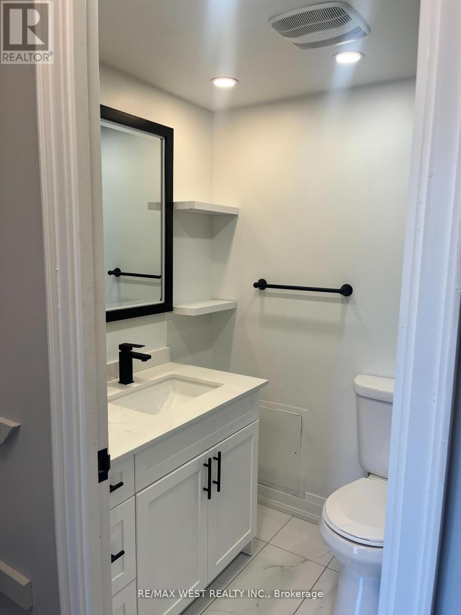 304 - 1535 Lakeshore Road E, Mississauga, ON - Indoor Photo Showing Bathroom