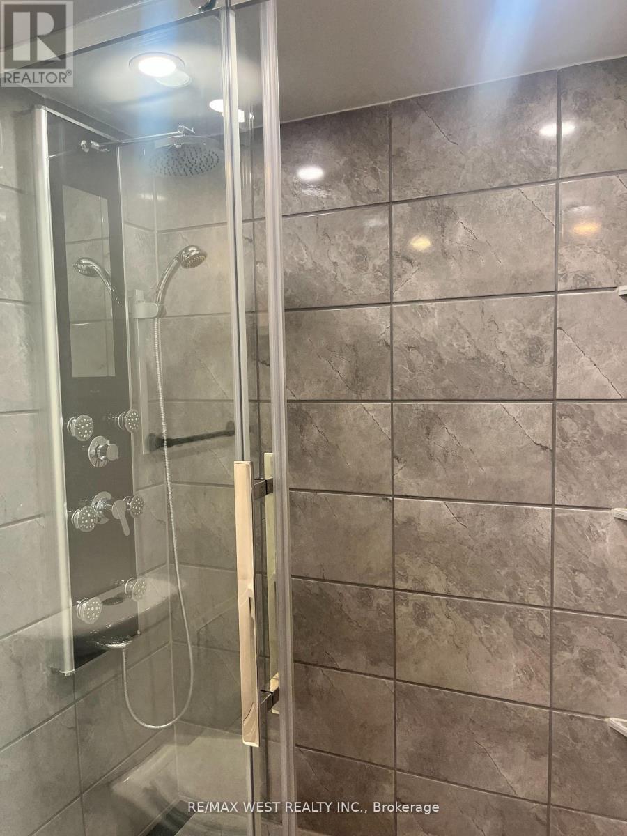 304 - 1535 Lakeshore Road E, Mississauga, ON - Indoor Photo Showing Bathroom