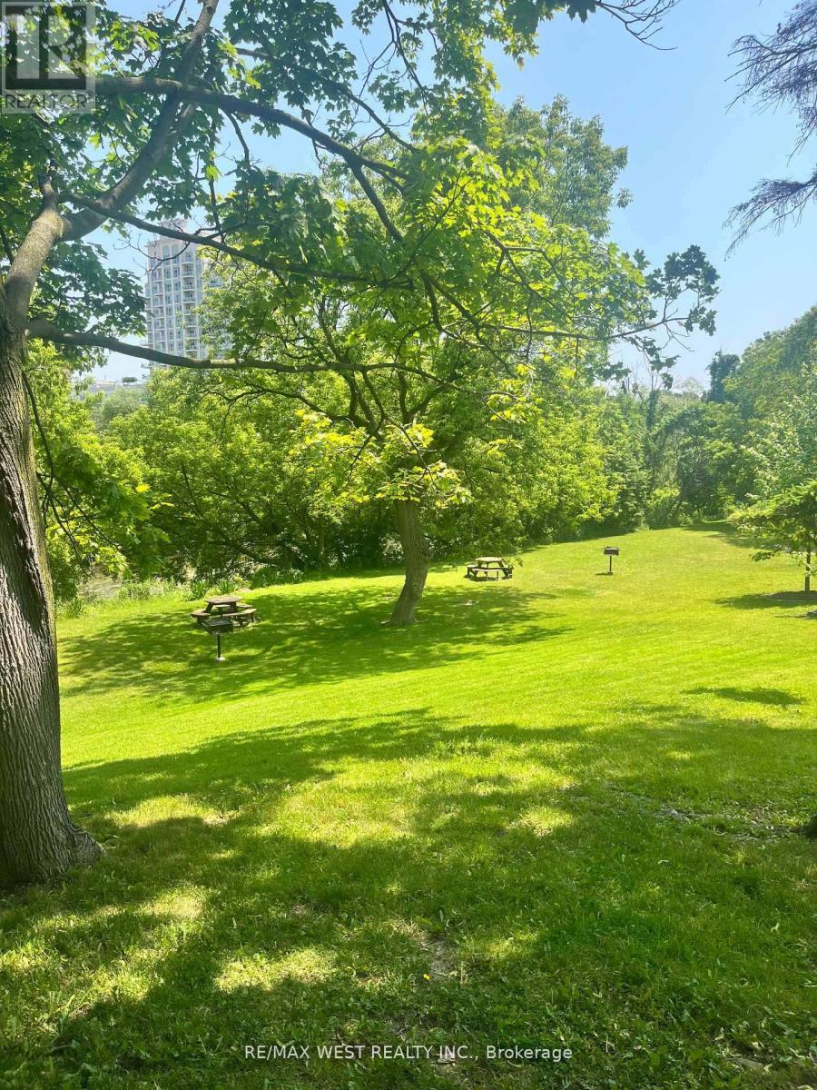 304 - 1535 Lakeshore Road E, Mississauga, ON - Outdoor