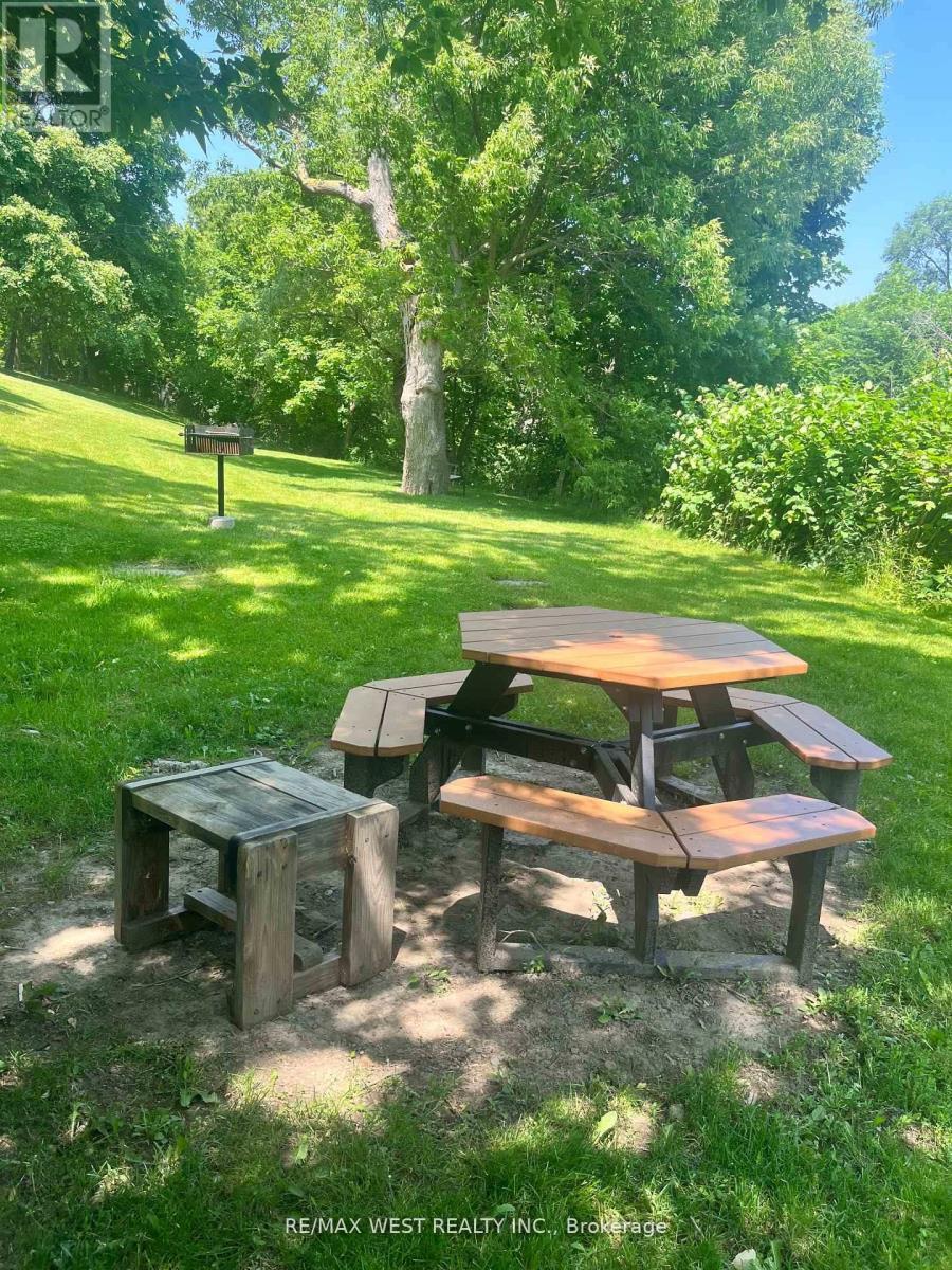 304 - 1535 Lakeshore Road E, Mississauga, ON - Outdoor With Backyard