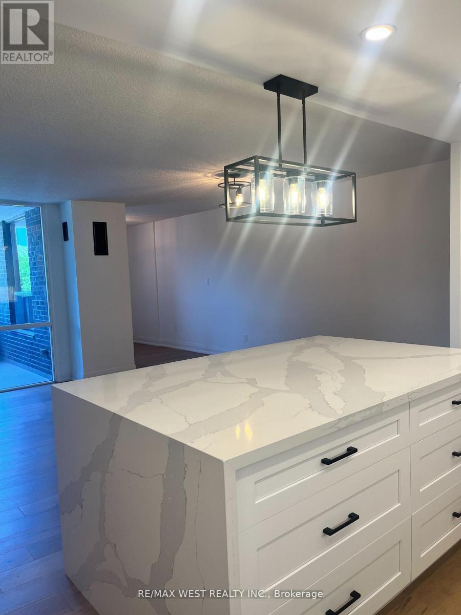 304 - 1535 Lakeshore Road E, Mississauga, ON - Indoor