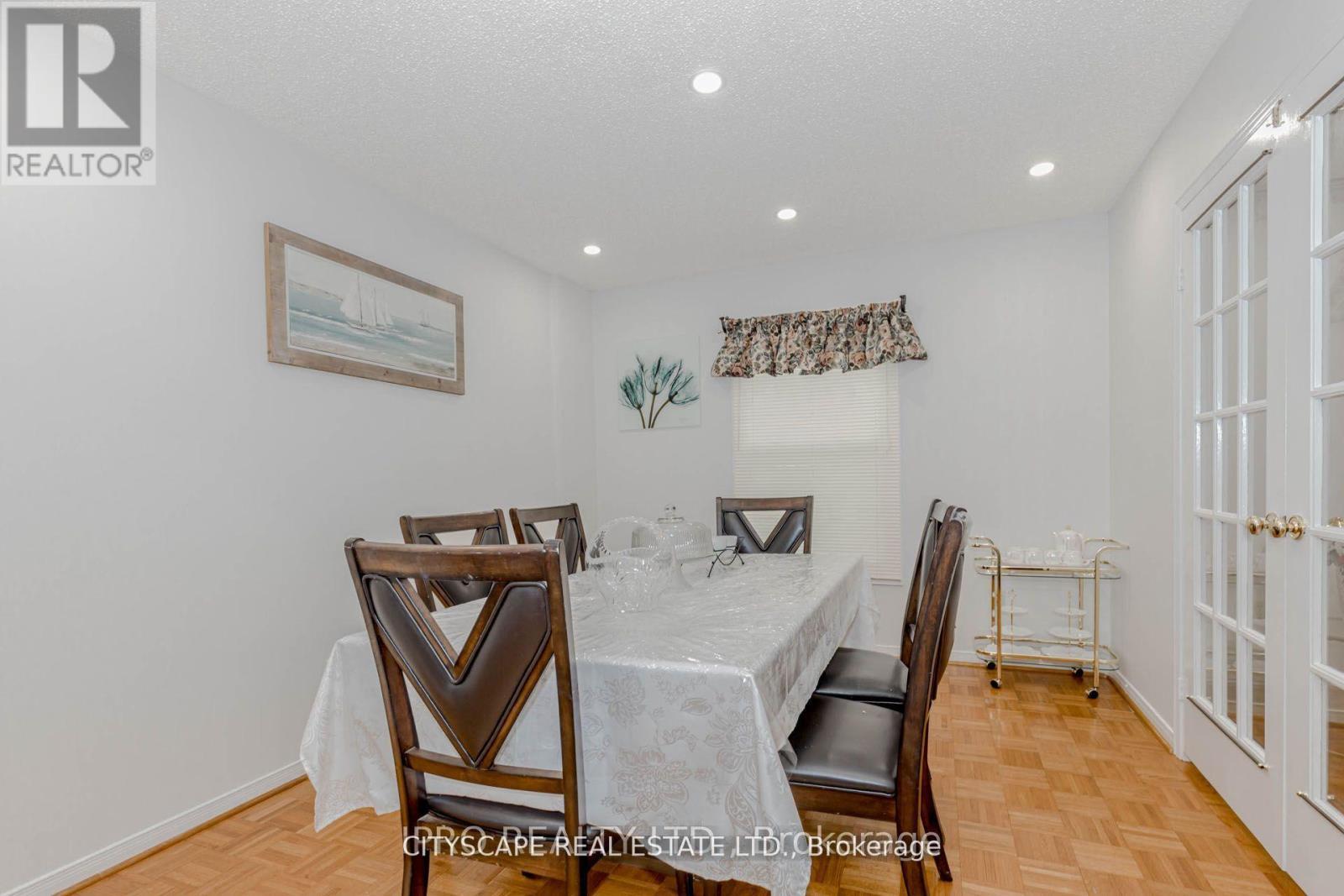 6906 Hickling Crescent N, Mississauga, ON - Indoor Photo Showing Dining Room