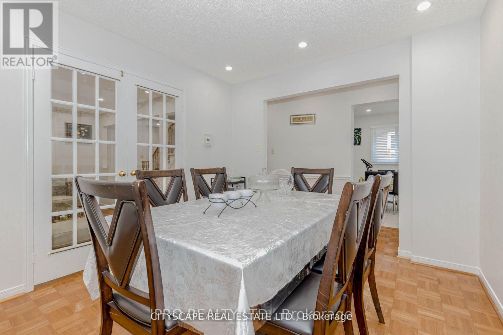 6906 Hickling Crescent N, Mississauga, ON - Indoor Photo Showing Dining Room