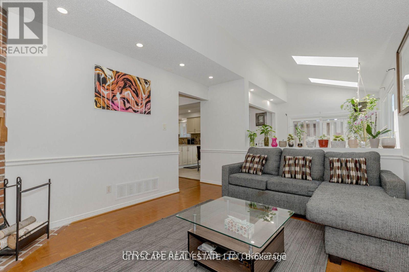 6906 Hickling Crescent N, Mississauga, ON - Indoor Photo Showing Living Room