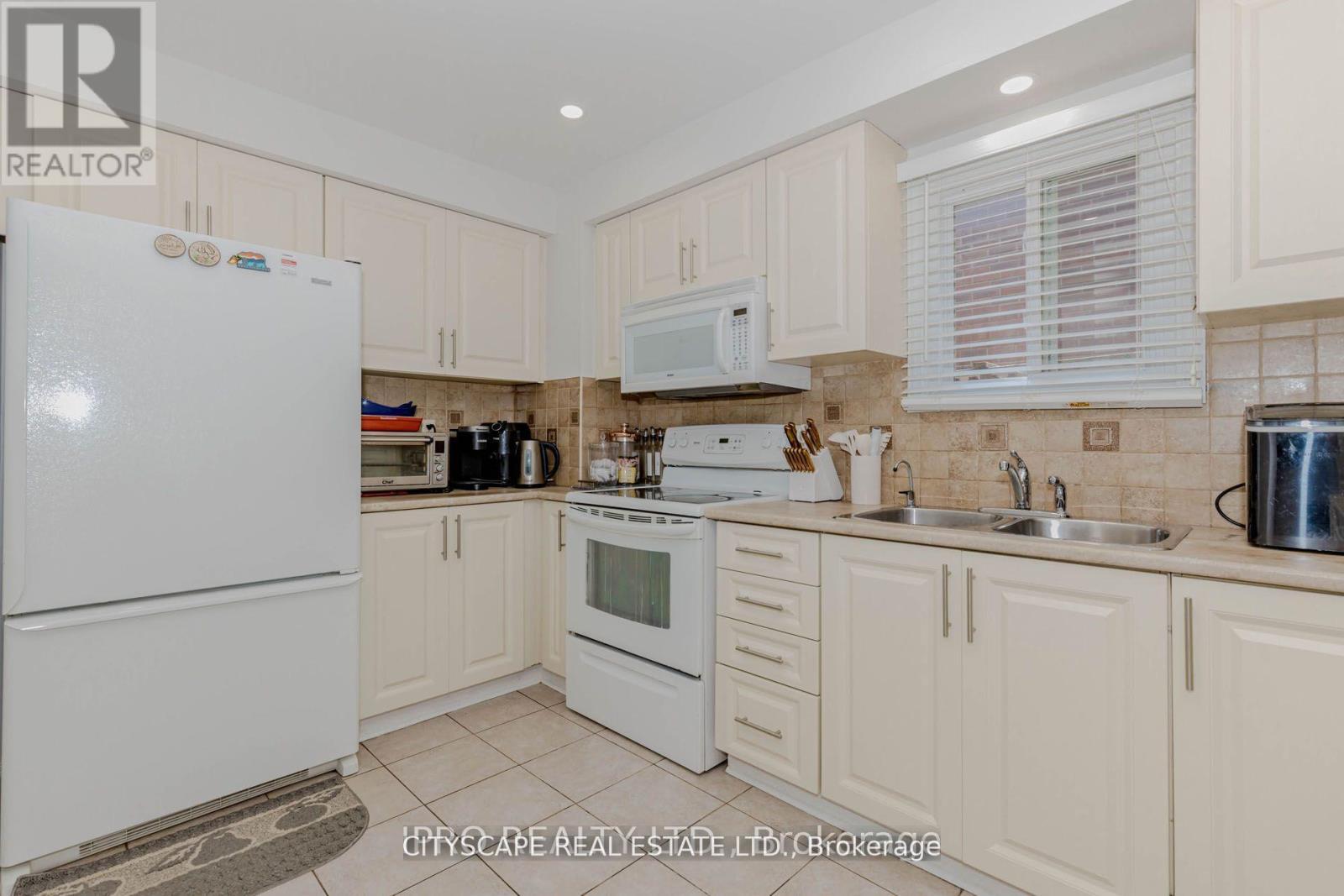 6906 Hickling Crescent N, Mississauga, ON - Indoor Photo Showing Kitchen With Double Sink