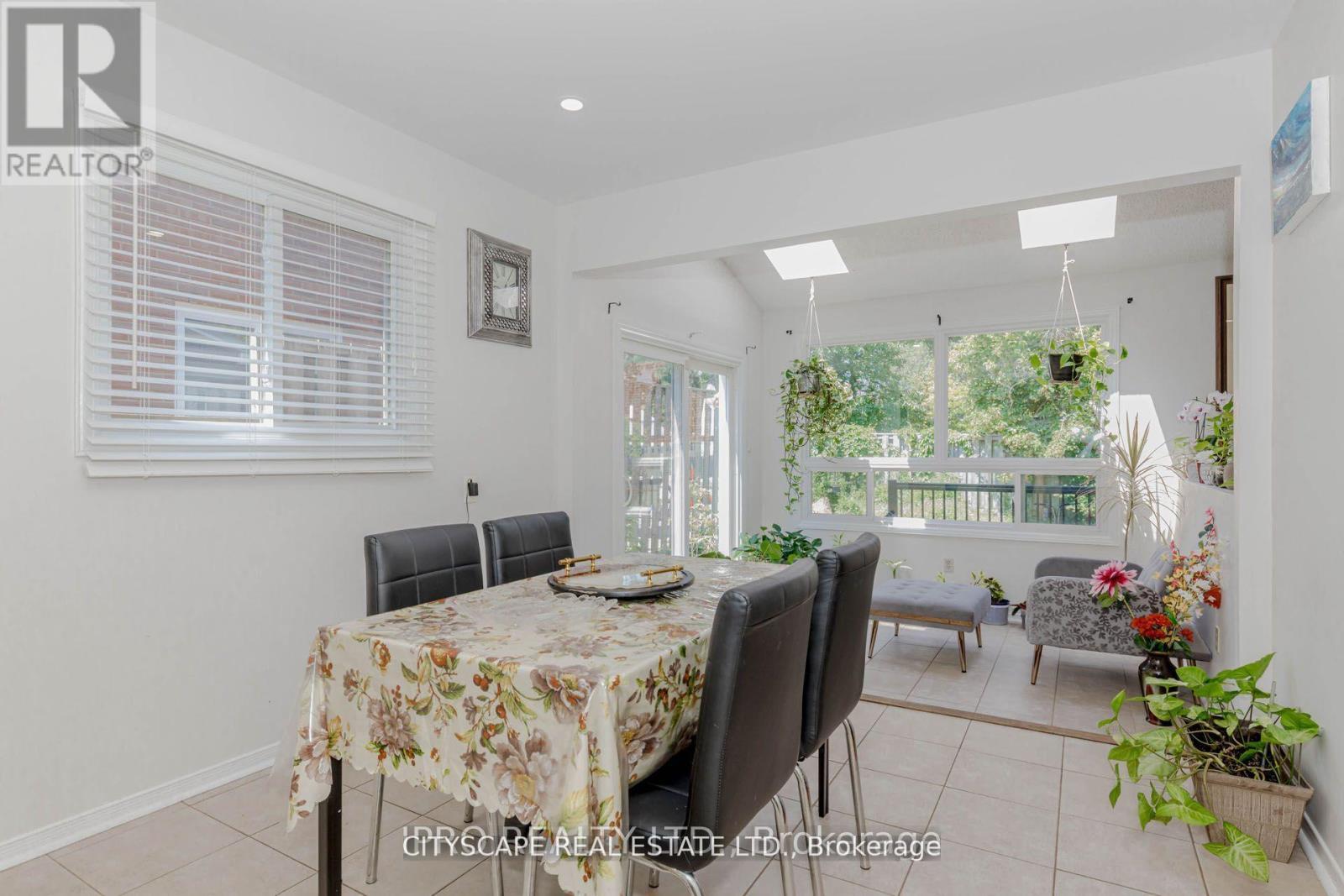 6906 Hickling Crescent N, Mississauga, ON - Indoor Photo Showing Dining Room