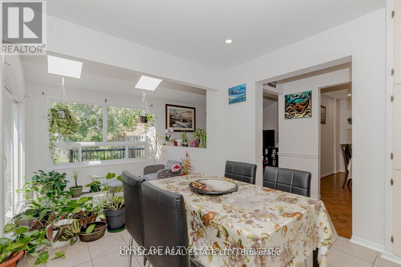 6906 Hickling Crescent N, Mississauga, ON - Indoor Photo Showing Dining Room