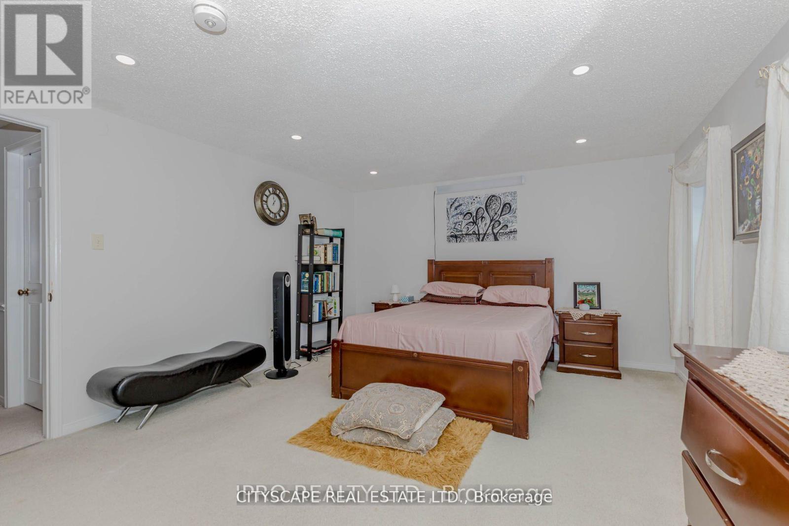 6906 Hickling Crescent N, Mississauga, ON - Indoor Photo Showing Bedroom