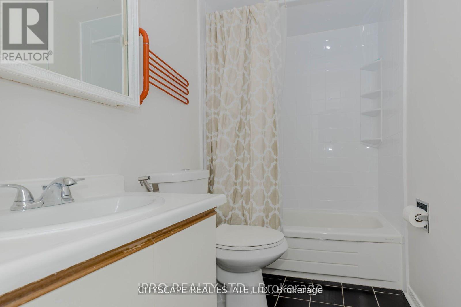 6906 Hickling Crescent N, Mississauga, ON - Indoor Photo Showing Bathroom