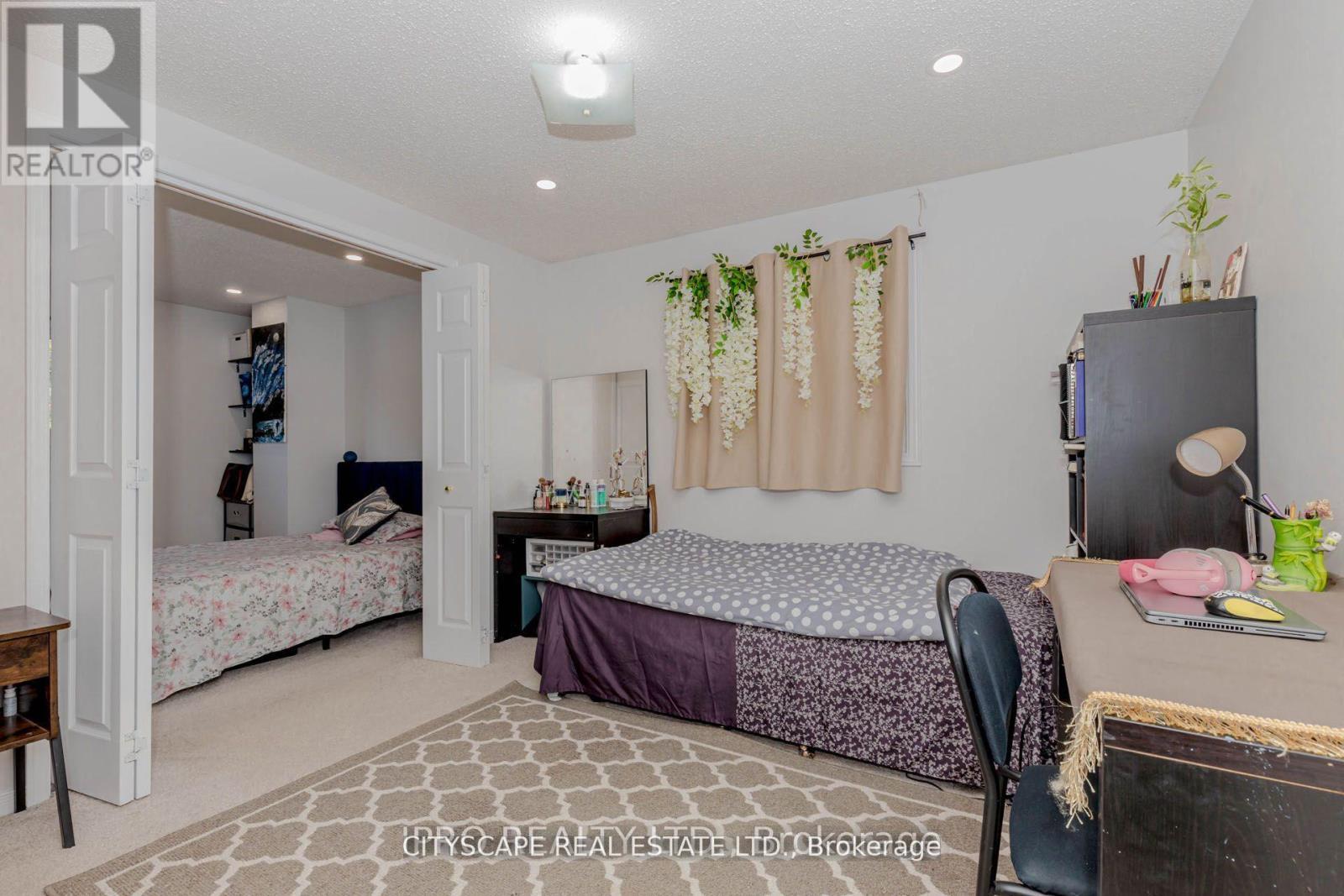 6906 Hickling Crescent N, Mississauga, ON - Indoor Photo Showing Bedroom