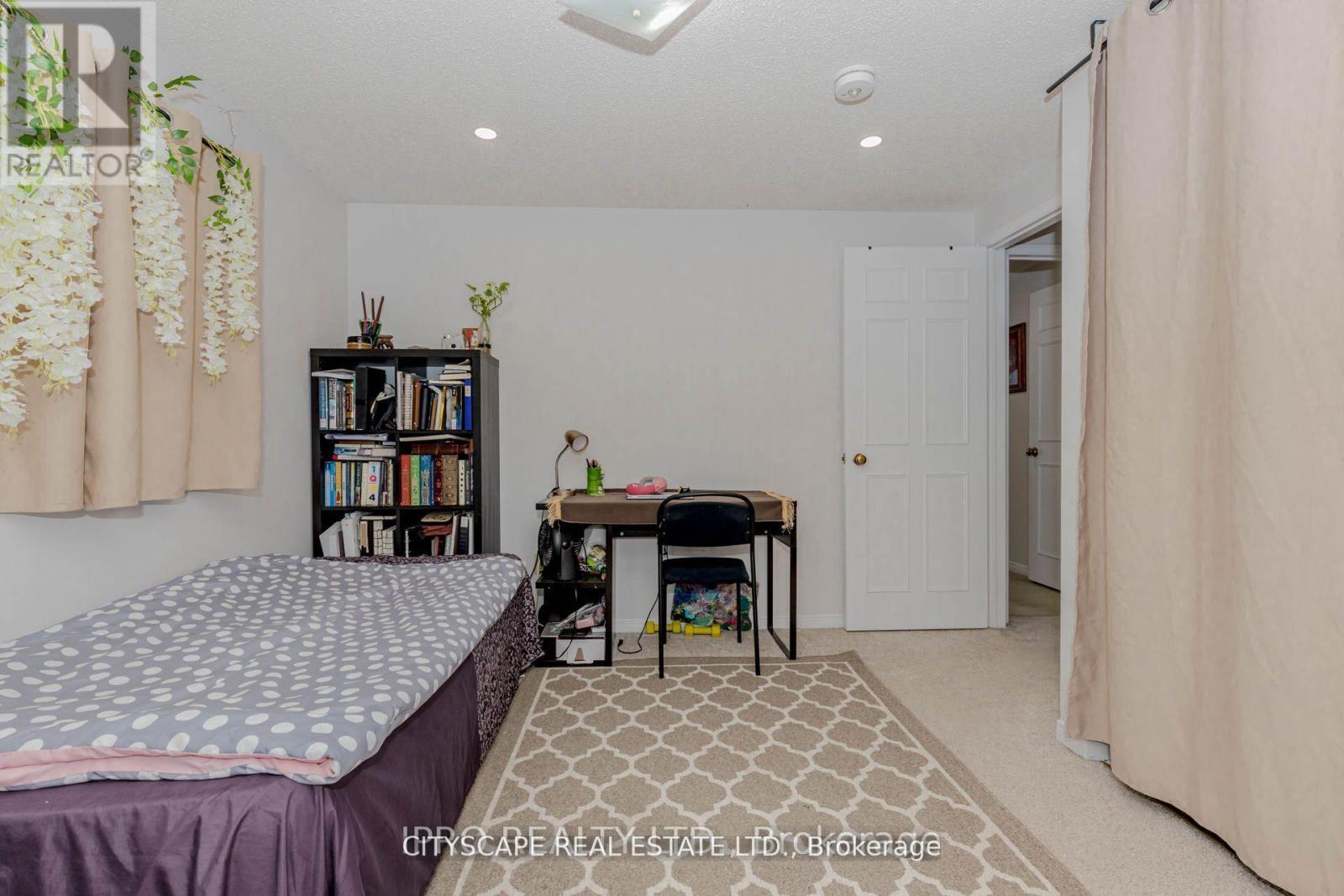 6906 Hickling Crescent N, Mississauga, ON - Indoor Photo Showing Bedroom