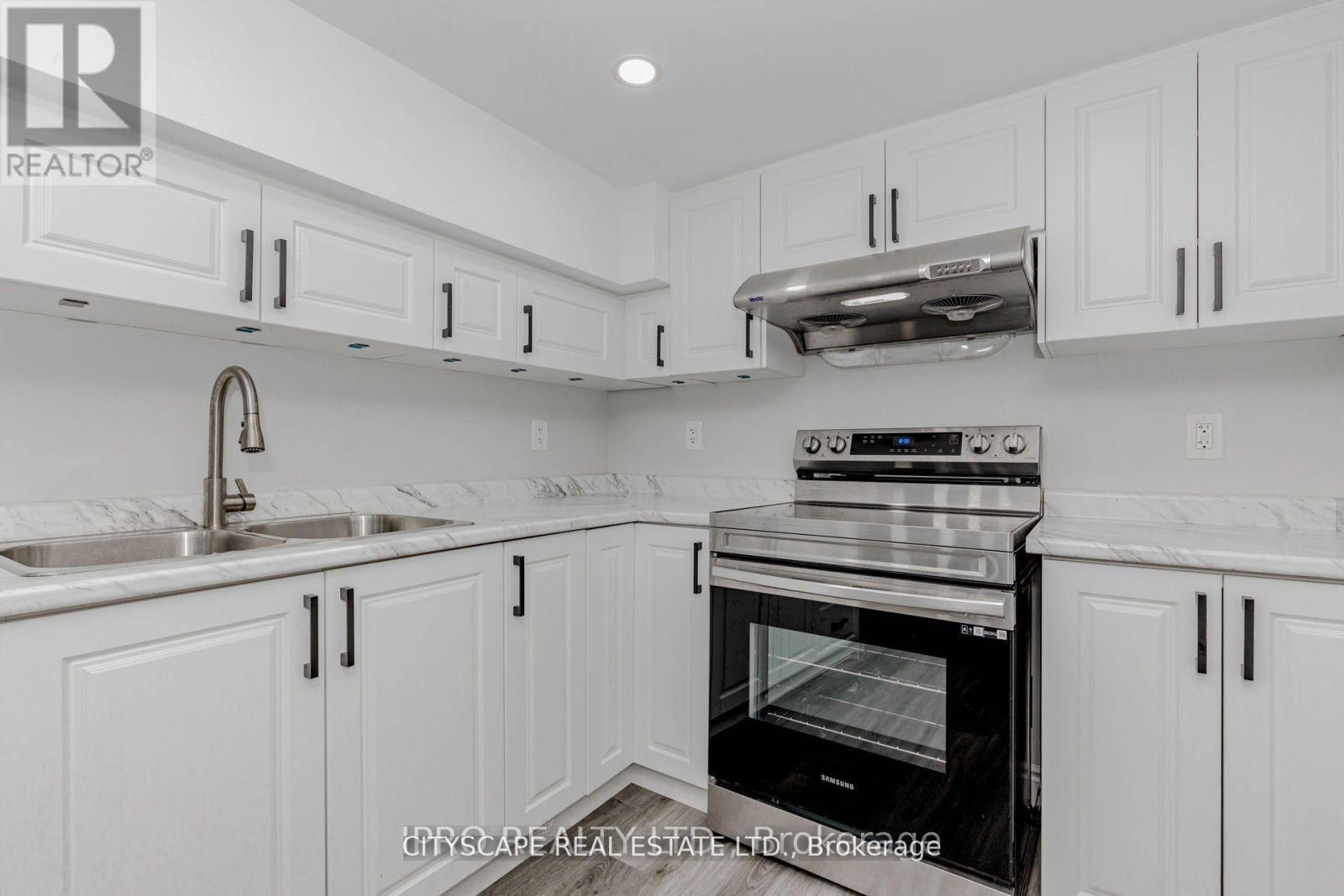 6906 Hickling Crescent N, Mississauga, ON - Indoor Photo Showing Kitchen With Double Sink