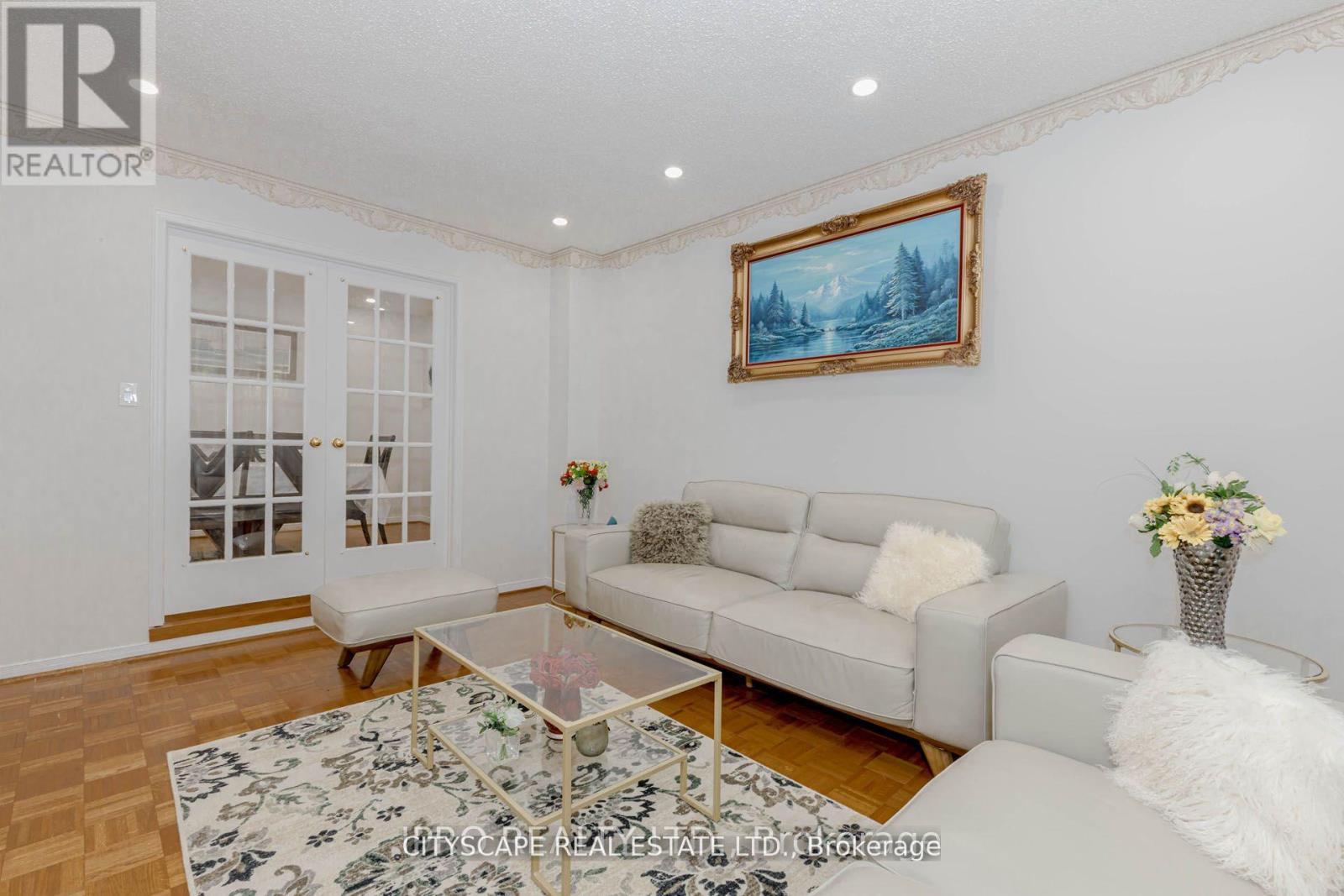 6906 Hickling Crescent N, Mississauga, ON - Indoor Photo Showing Living Room