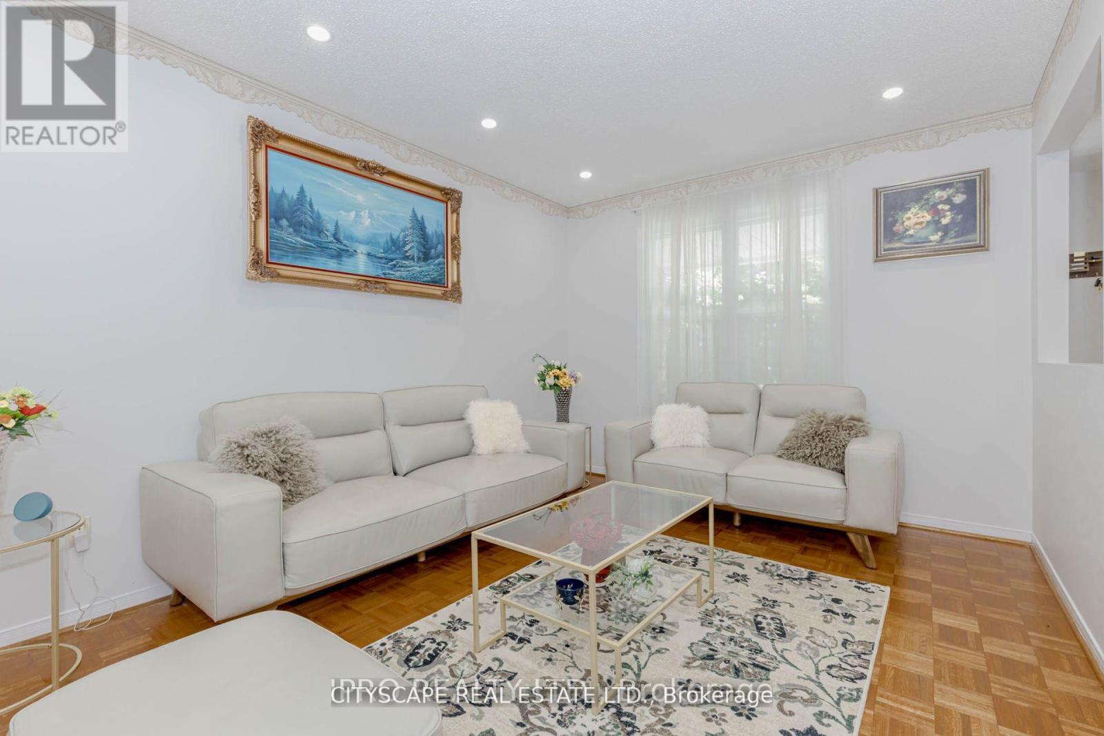 6906 Hickling Crescent N, Mississauga, ON - Indoor Photo Showing Living Room
