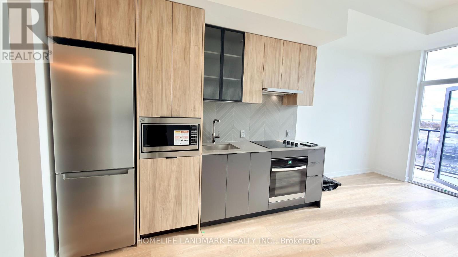 811 - 1037 The Queensway, Toronto, ON - Indoor Photo Showing Kitchen
