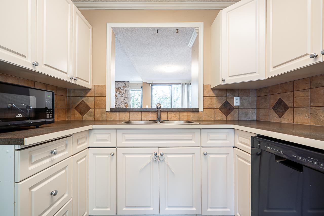 37 9348 128 Street, Surrey, BC - Indoor Photo Showing Kitchen With Double Sink