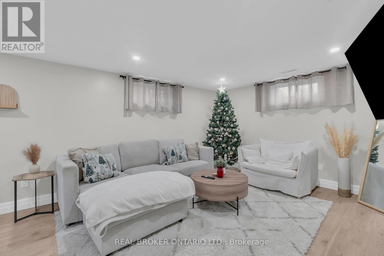 Lower Unit - 220 Bruce Street, Kitchener, ON - Indoor Photo Showing Living Room