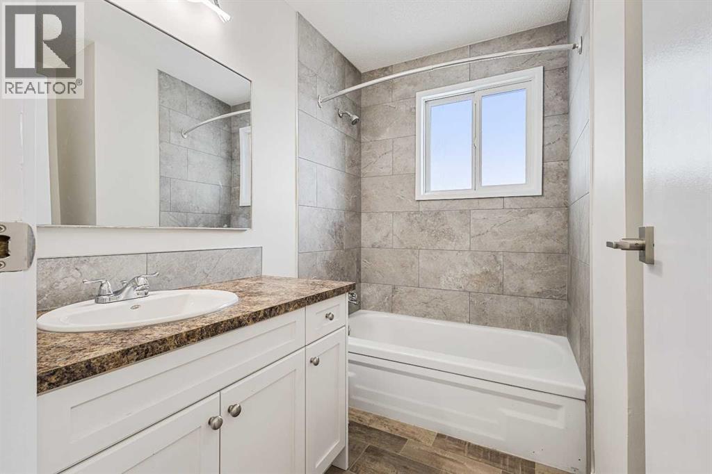 24, 64 Whitnel Court Ne, Calgary, AB - Indoor Photo Showing Bathroom