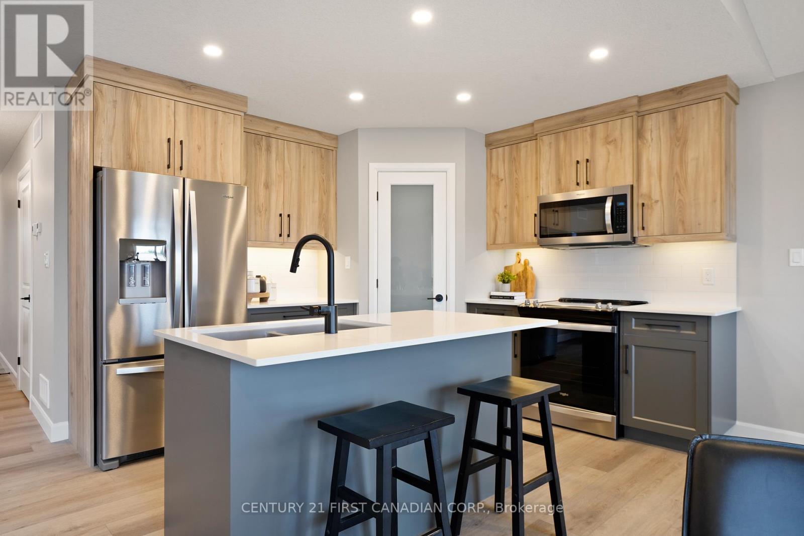 9 Twynstra Street, North Middlesex (Ailsa Craig), ON - Indoor Photo Showing Kitchen With Upgraded Kitchen