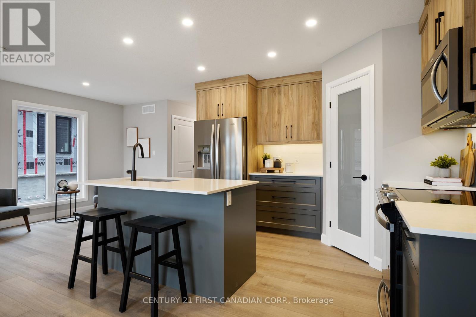 9 Twynstra Street, North Middlesex (Ailsa Craig), ON - Indoor Photo Showing Kitchen With Upgraded Kitchen