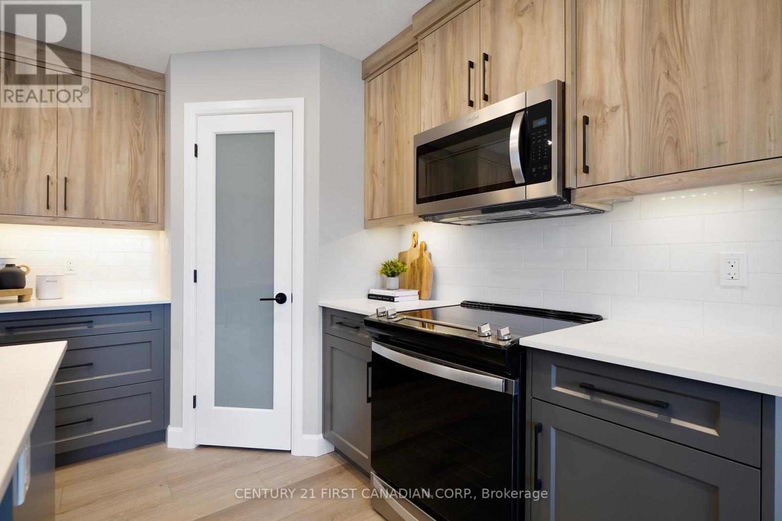 9 Twynstra Street, North Middlesex (Ailsa Craig), ON - Indoor Photo Showing Kitchen With Upgraded Kitchen