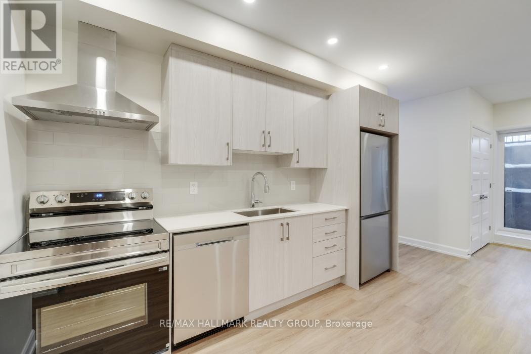 C - 956 Fisher Avenue, Ottawa, ON - Indoor Photo Showing Kitchen With Stainless Steel Kitchen