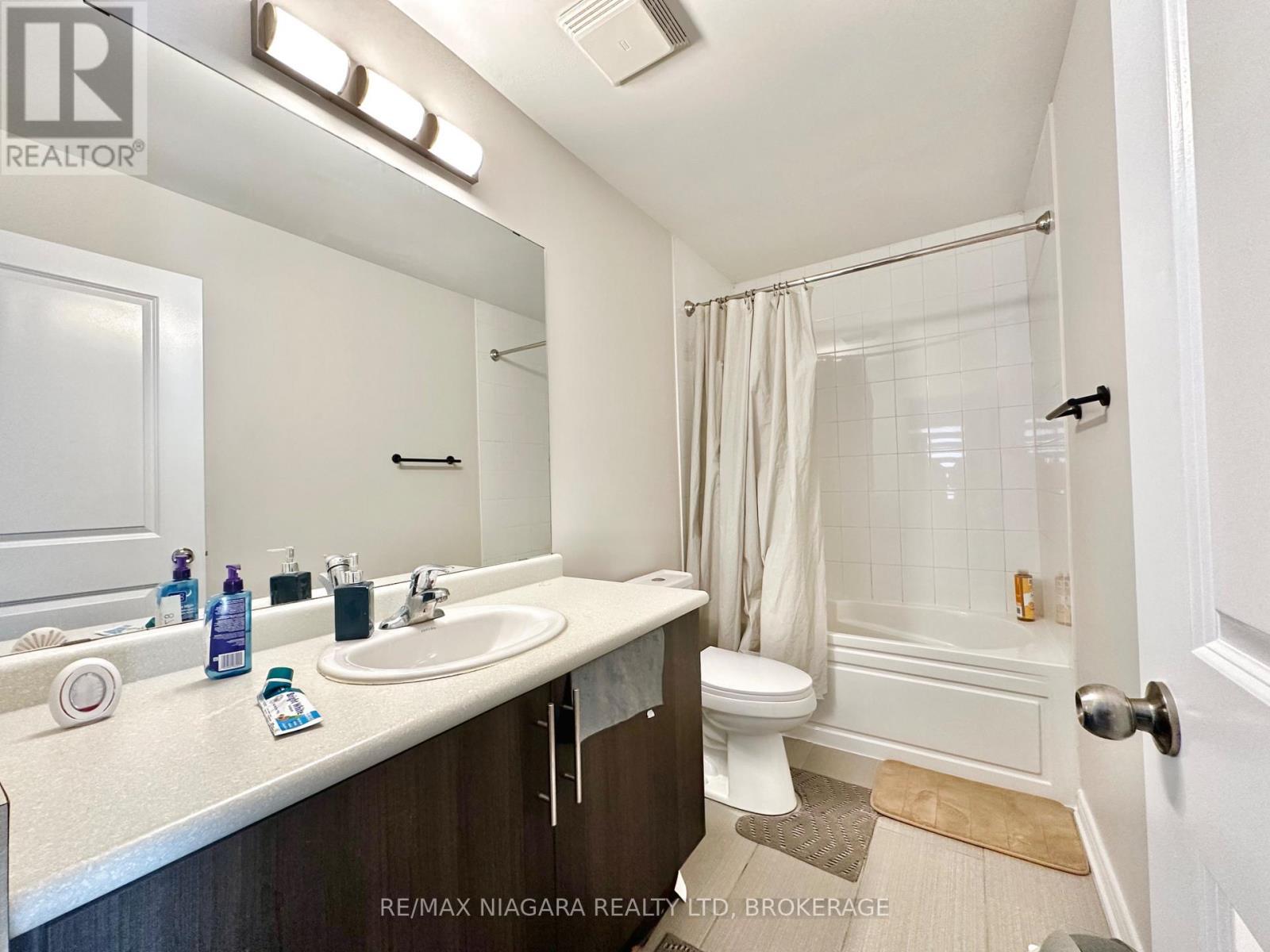 Sheraz Ahmad Re/Max Niagara 905-414-3884 - 7790 Buckeye Crescent, Niagara Falls (Brown), ON - Indoor Photo Showing Bathroom