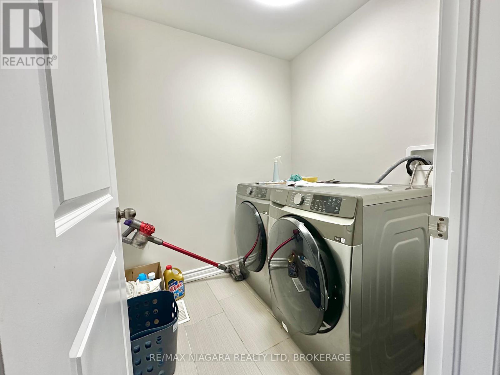 Sheraz Ahmad Re/Max Niagara 905-414-3884 - 7790 Buckeye Crescent, Niagara Falls (Brown), ON - Indoor Photo Showing Laundry Room