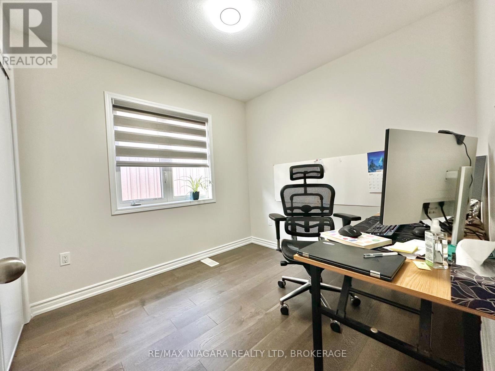 Sheraz Ahmad Re/Max Niagara 905-414-3884 - 7790 Buckeye Crescent, Niagara Falls (Brown), ON - Indoor Photo Showing Office