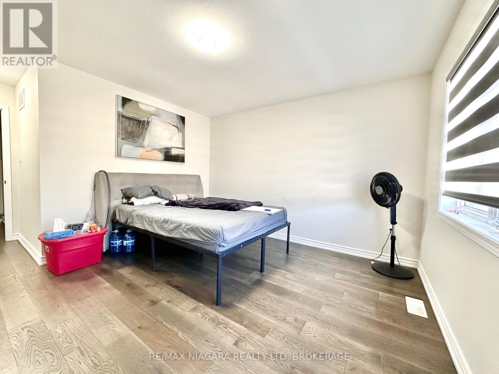 Sheraz Ahmad Re/Max Niagara 905-414-3884 - 7790 Buckeye Crescent, Niagara Falls (Brown), ON - Indoor