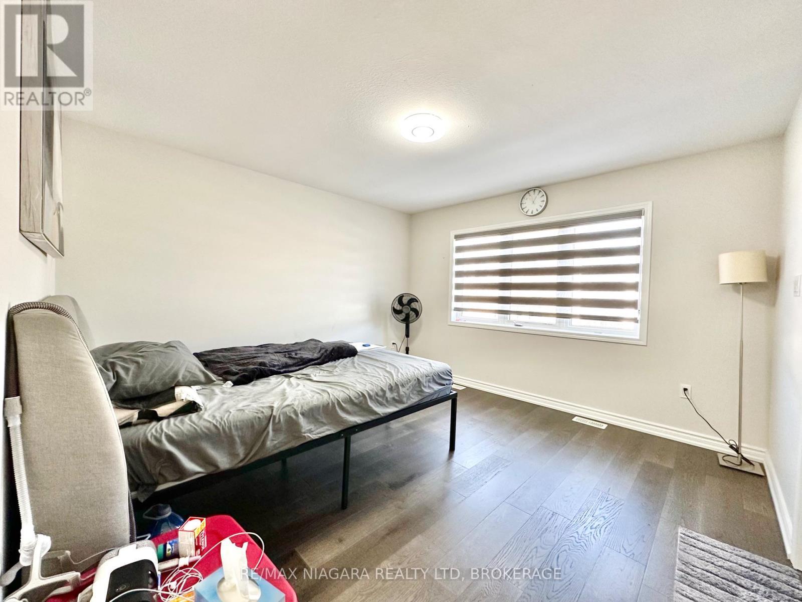 Sheraz Ahmad Re/Max Niagara 905-414-3884 - 7790 Buckeye Crescent, Niagara Falls (Brown), ON - Indoor